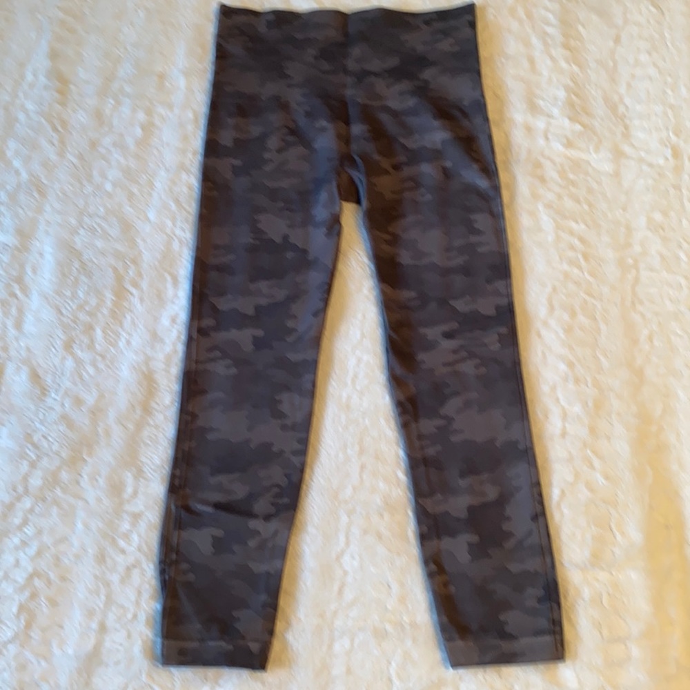 Spanx camo pant in sz L. Never worn.